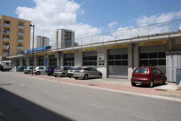 Auto Center S.N.C.